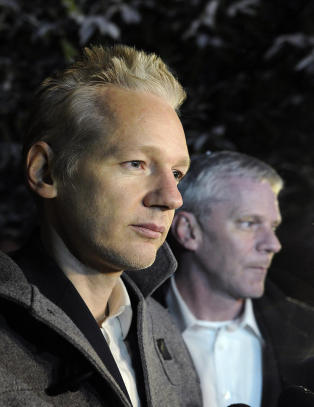 Assange st�ttes av svenske jurister