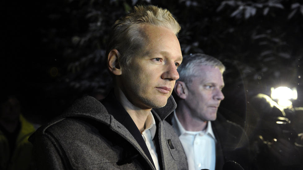 ST�TTES AV SVENSKE JURISTER: Wikileaks-grunnlegger Julian Assange f�r st�tte fra svenske jurister i den svenske voldtektssaken mot ham. Her er han sammen med Wikileaks-talsperson Kristinn Hrafnsson utenfor Ellingham Hall i Norfolk i �st-England. Foto: Reuters/Paul Hackett/Scanpix