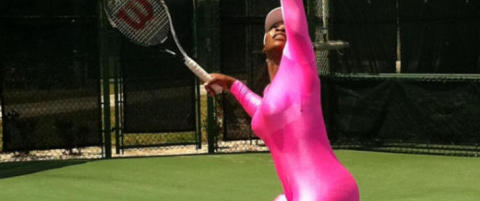 Derfor trener Serena Williams i en �letrang knallrosa drakt