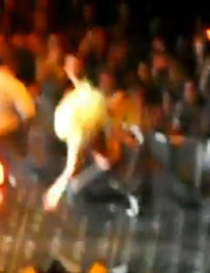 Her faller Lady Gaga p� scenen - igjen