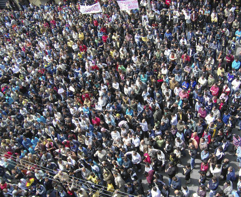 OVER 70 DREPT: Over 70 demonstranter ble drept av politi- og sikkerhetsstyrker under fredagens demonstrasjoner i Syria. Foto: Reuters/Scanpix