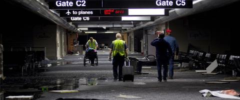 - Flyplassen ser ut som en krigssone