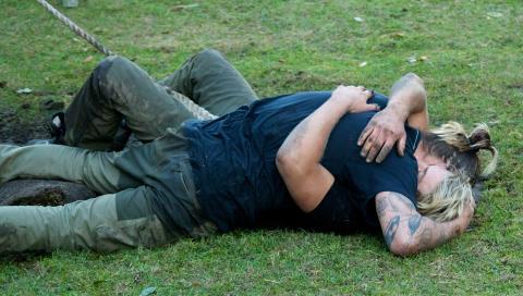 ENDELIG AVGJORT: De to deltakerne ga hverandre en god klem etter at det ble klart hvem som fikk bli p� �Farmen�. Foto: TV2