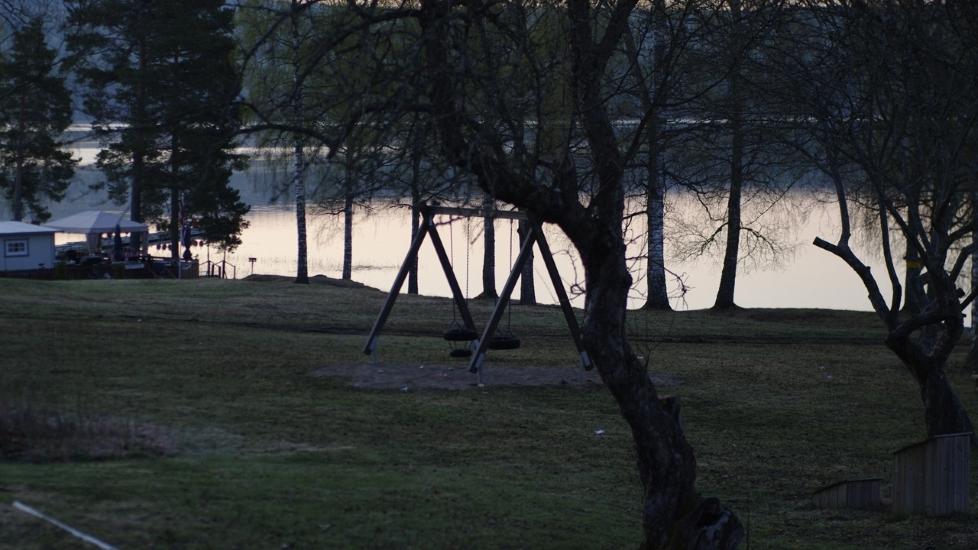 FORS�KT DREPT P� LEKEPLASS: Hendelsen skjedde p� lekeplassen p� Haganeset Camping i Charlottenberg. Lekeplassen ligger �de til og det er ikke et sted der folk naturlig g�r forbi, forteller svensk politi. Foto: DANIEL D. LAABAK/DAGBLADET