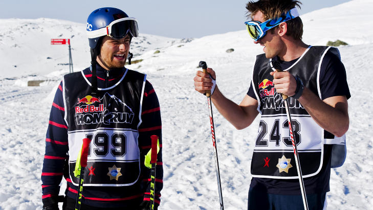 VINNEREN OG DEBUTANTEN: Fjor�rsvinner Hans Olsson vant den elleville alpin-fellesstarten i �re ogs� i g�r. Debutant Petter Northug fors�kte � f� noen tips f�r start, uten at det hjalp ham stort. Foto: Daniel R�nnb�ck
