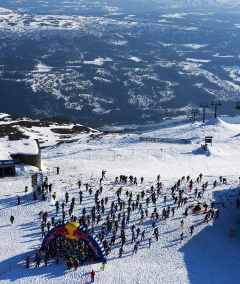 LANGT BAK: Konkurrentene pakket inn Northug i startomr�det s� han ikke fikk skaffet seg en god plassering p� de f�rste meterne der det skulle l�pes fram til skiene. Foto: Mattias Fredriksson