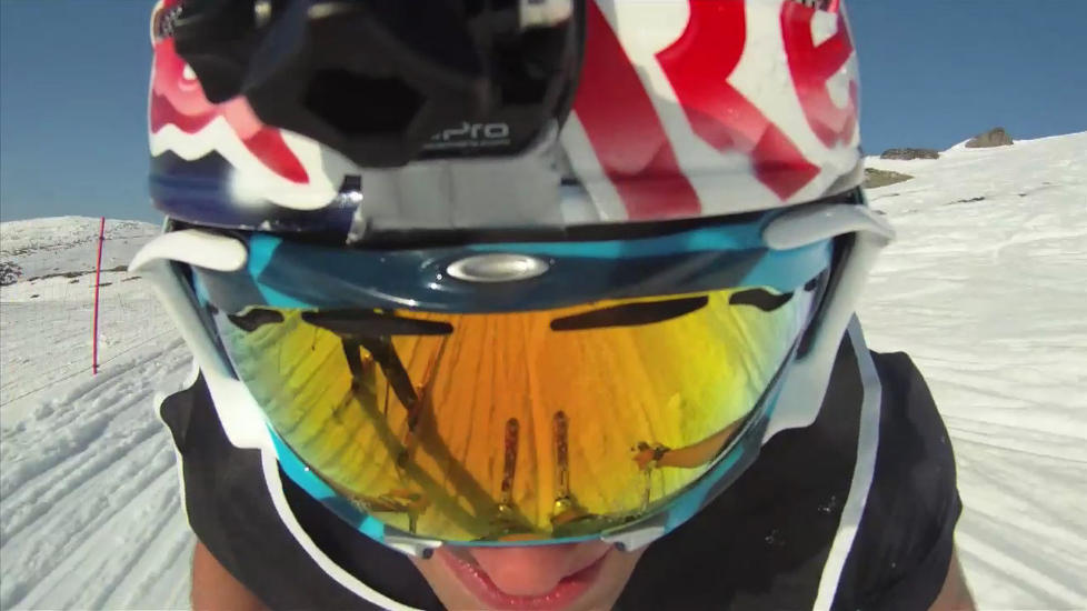 HJELM-KAMERA: Her er Petter Northug p� vei nedover �refjellet mot en helt middels 33. plass. Han var mest glad for � komme ned med bein og armer intakt etter debuten i alpin fellesstart. Foto: Red Bull