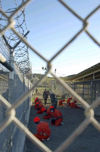 BEKYMRET: Det amerikanske forsvarsdepartementet Pentagon kaller vurderingene i dokumentene �yeblikksbilder som n� kan v�re utdaterte. En vurdering av de innsatte i 2009 kom til andre konklusjoner enn WikiLeaks-dokumentene, if�lge Pentagon. Foto: REUTERS/DoD /Petty Officer 1st class Shane T. McCoy, U.S. Navy/Handout/Scanpix