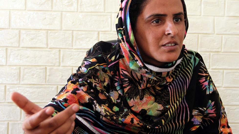 FORTSETTER OG KJEMPE: Pakistanske Mukhtar Mai (40) ble i 2002 d�mt til gruppevoldtekt av landsbyr�det i Meerwala fordi hennes da 12 �r gamle bror skal ha hatt et upassende forhold til en jente tilh�rende den mektigste stammen i omr�det. N�, etter en lang runde i rettssystemet, har H�yesterett avgjort at bare �n av de 14 Mai mener voldtok henne, blir straffet. Foto: EPA/Rahat Dar/Scanpix
