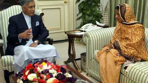 HAR M�TT STATSMINISTEREN: Her m�ter Mukhtaran Mai (40) Pakistans dav�rende statsminister Shaukat Aziz 18. mars 2005. Foto: Reuters/Mian Khursheed/Scanpix