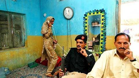 KONSTANT OVERV�KNING: Mukhtar Mai bla holdt under strengt oppsyn av pakistanske myndigheter. De frykter hun vil sverte Pakistans omd�mme. Under v�rt bes�k insisterte den lokale politisjefen (t.v.) p� � v�re tilstedet under intervjuet. Foto: Yama Wolasmal/Dagbladet