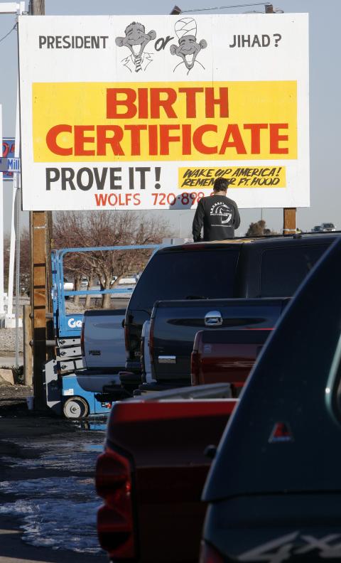 KREVER BEVIS:Flere amerikanere krever at Obama skal offentliggj�re den f�dselsattesten sin. Foto: AP / David Zalubowski / Scanpix