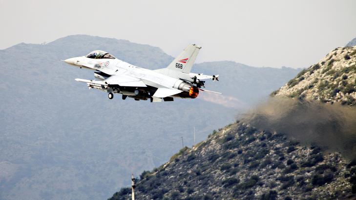 PÅ TOKT: Et norsk F-16 fly tar av fra Souda-basen på Kreta, før et tidligere tokt over Libya. Foto: Forsvaret/Scanpix PÅ TOKT: Et norsk F-16 fly tar av fra Souda-basen på Kreta, før et tidligere tokt over Libya. Foto: Forsvaret/Scanpix