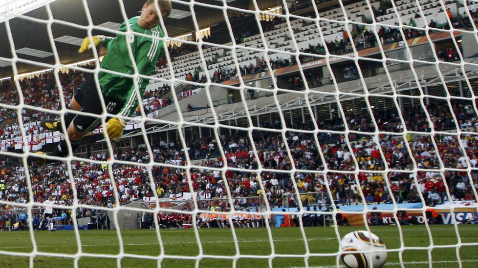 DEN VAR VEL INNE?: Tysklands keeper Manuel Neuer ser skuddet fra Englands Frank Lampard g� vi tverrliggeren og ned i bakken. Ballen var tydelig over m�llinja, men England ble ikke tildelt scoring. N� kan m�llinjeteknologi v�re innf�rt ved neste VM. Dette bildet er fra VM 2010. Foto: REUTERS/Eddie Keogh