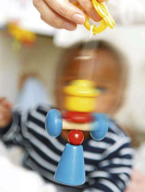 TRENGER AKUTT OMSORG:  Noen barn som kommer til beredskapshjemmet har ingen andre kl�r enn dem de st�r og g�r i.  Andre barn kommer til oss med en kleskolleksjon som ikke passer for et spedbarn. FOTO: Kjersti Gjems Vangberg