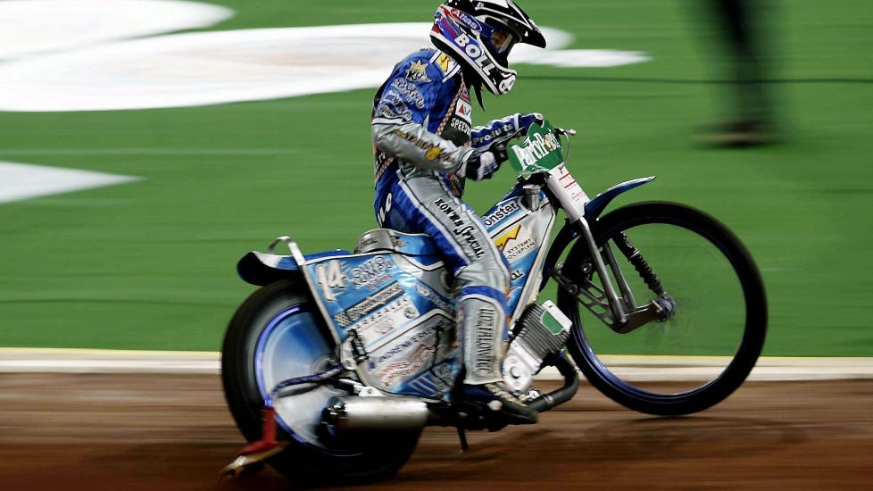 HELL I UHELL: Norsk-polske Rune Holta slapp heldig fra en stygg krasj i speedwayserien i Polen i helga. Norskf�dte Holta har v�rt polsk statsborger siden 2002. Foto: Sascha Schuermann, AFP/Scanpix