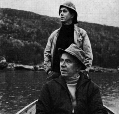 Med far: Far Alfred og Toralv drar garn.