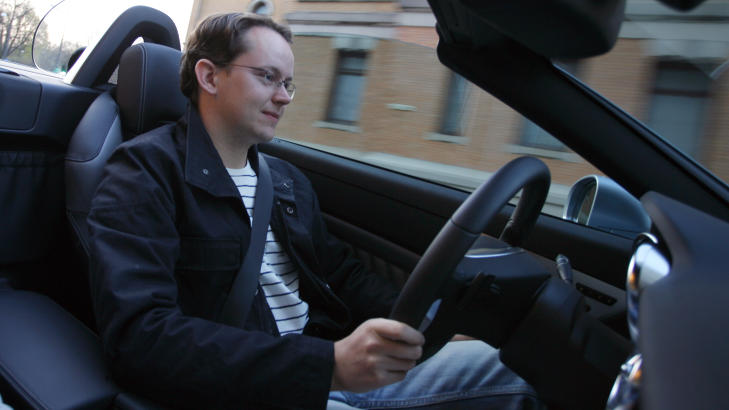 FORN�YD: Bilentusiast Kyrre Lindquist liker nye SLK meget godt, men synes den lekre og potente bilen fortjener en sprekere motor. Foto: ANDREAS HANDELAND/ DAGBLADET