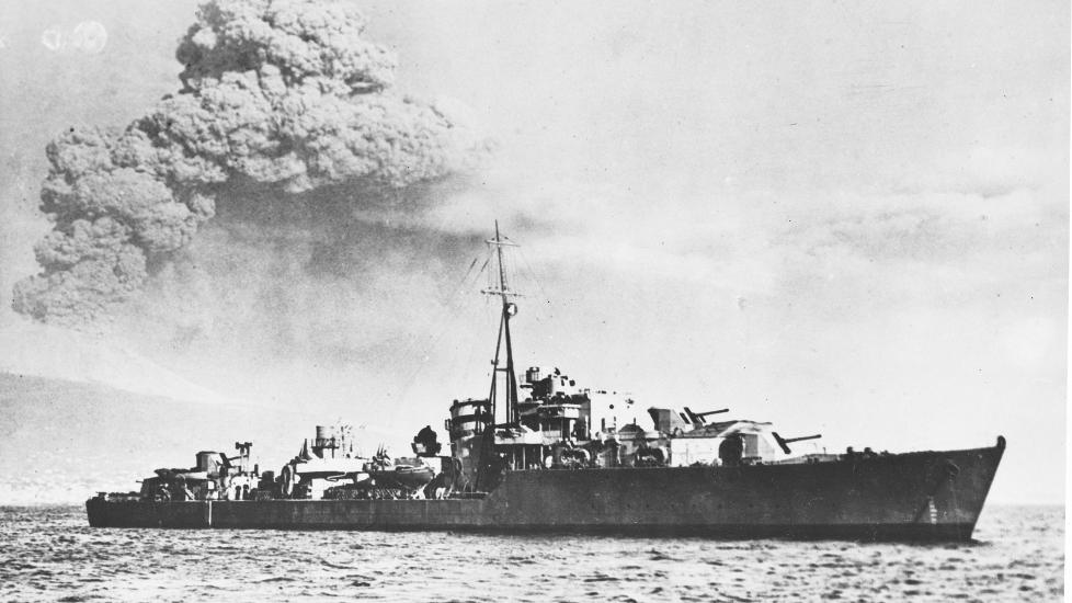 Napoli 1944: Den britiske destroyeren HMS  Tumult   i Napoli havn, under den allierte okkupasjonen av S�r-Italia. I bakgrunnen vulkanen Vesuv i utbrudd. Foto: Scanpix
