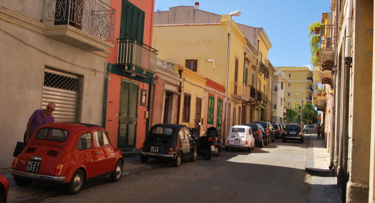 MILAZZO: I Milazzos gater er det aldri langt til n�rmeste Fiat 500. Ei heller til n�rmeste milazzeso som byr p� kaffe eller vil sl� av en prat. Foto: SIGRID M�YNER HOHLE