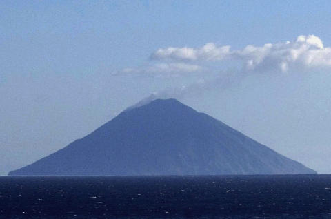 VULKANSK: Vulkanen p� Stromboli har stadig sm� utbrudd. Det er popul�rt � dra p� kveldstur for � se lavautbrudd. Foto: AP PHOTO/FRANCESCO SAYA