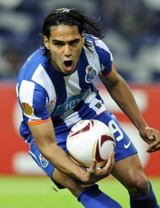 Firem�ls-Falcao herjet  da Porto snudde 0-1 til 5-1