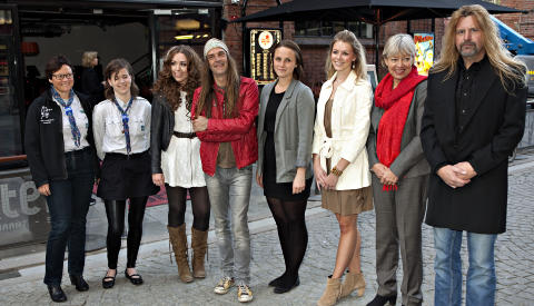 FLYKNINGDUGNED: Fra venstre Karen Johanne Str�mstad, generalsekret�r i Spederforbundet, Solveig Schytz, speidersjef, Rikke Lie, X-Factor-deltaker, Ronni Le Tekr�, TNT, Malene Enoksen, festarrang�r fra Bj�rknes h�yskole, Camilla T�mmerdal, festarrang�r fra Bj�rknes h�yskole, Elisabeth Rasmusson, generalsekret�r i Flyktninghjelpen, Tony Mills, TNT. Foto: Anders Gr�nneberg