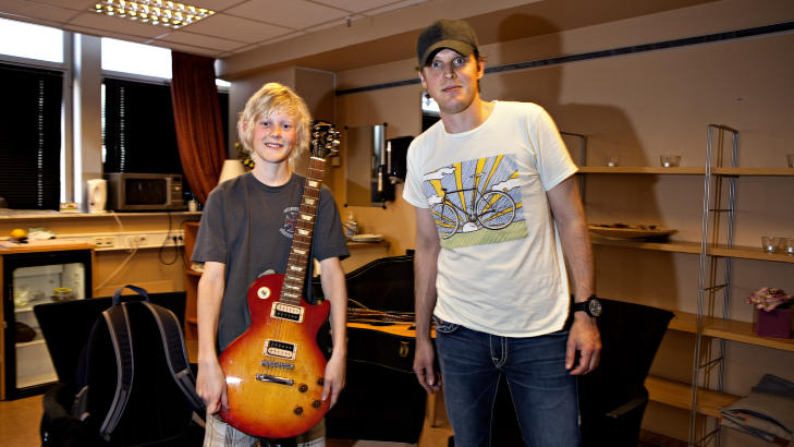 HELTEM�TE: Hans Kristian Nordin er et ungt talent som fikk m�te helten, Joe Bonamassa.