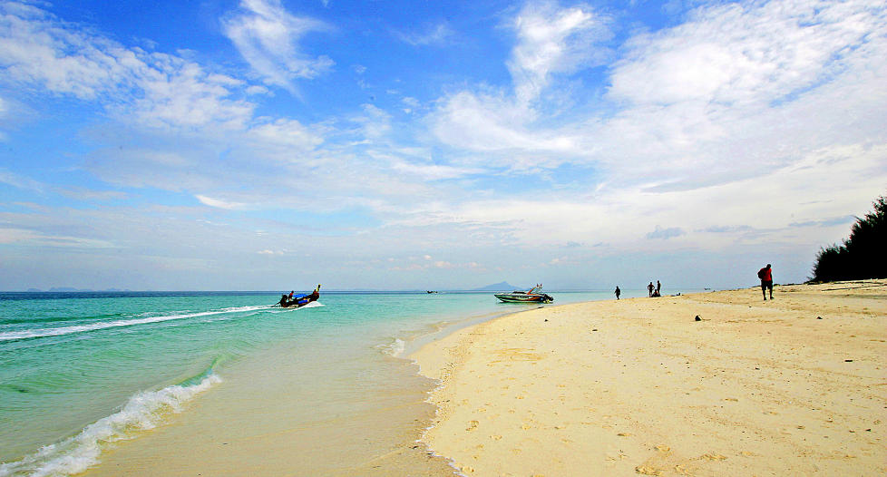 THAILAND: Koh Poda utenfor Krabi lokker med kritthvite strender og bl�tt hav. Men det kan v�re like greit � dr�ye litt med � reise hit mens barna er veldig sm�, mener Dagbladets reiseekspert og redakt�r i Reiselyst, Torild Moland. Arkivfoto: OLE C.H. THOMASSEN