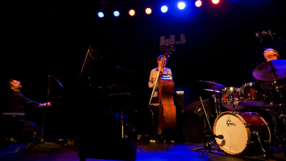 LEKENT:  Stefano Bollani Trio p� Nasjonal jazzscene, Victoria. Fra v. Bollani,. Jesper Bodilsen og Morten Lund i tett kommunikasjon. Foto: Terje Mosnes/Dagbladet