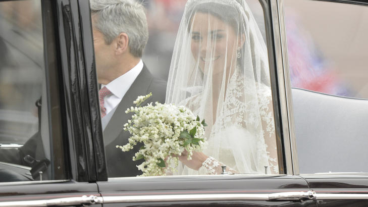 F�RSTE BILDET: Hele verden ventet i spenning. Og Kate smilte tilbake i det hun endelig forlot hotellet i dag sammen med sin far. Foto: SCANPIX