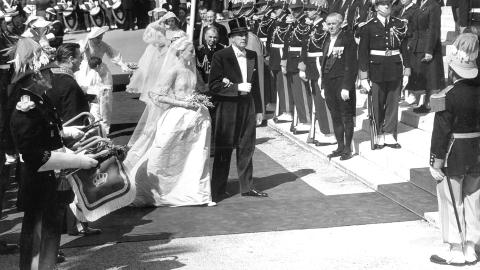IKKE ULIK: Av verdens prinsesser har Kate f�tt en kjole som minner om Grace Kellys fra 1956. Hvem snakket om den nye Diana? Foto:STELLA PICTURES