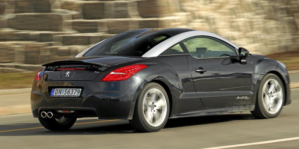 RASK NOK: Tolitersdieselen i Peugeot RCZ er sterk i mellomregisteret og gj�r at ytelsene st�r i stil med designet. Legg merke til hekkspoileren og den buede taklinjen. Foto: Egil Nordlien HM Foto