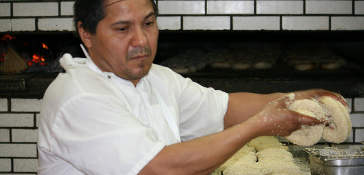 BAGELVINNER: Mauricio Garcia lager ber�mte bagels hos Fairmount Bagels.