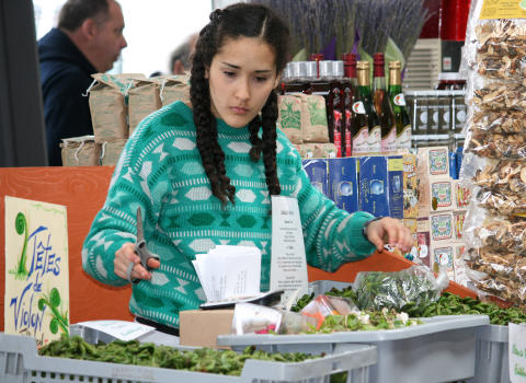 LOKALFAVORITT: P� markedet Jean Talon i Montreal f�r du kj�pt ferske skudd av strutseving, som er en popul�r gr�nnsak i Quebec. Foto: TONE VASSB�
