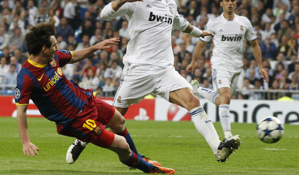 I TROPPEN: Lionel Messi scorer sitt andre m�l mot Real p� onsdag. I tillegg til to scoringer fikk han med seg en del bl�merker og en liten strekk, men i dag var han tilbake i trening, og er aktuell til helgas kamp mot Real Sociedad. Foto: Sergio Perez, Reuters/Scanpix