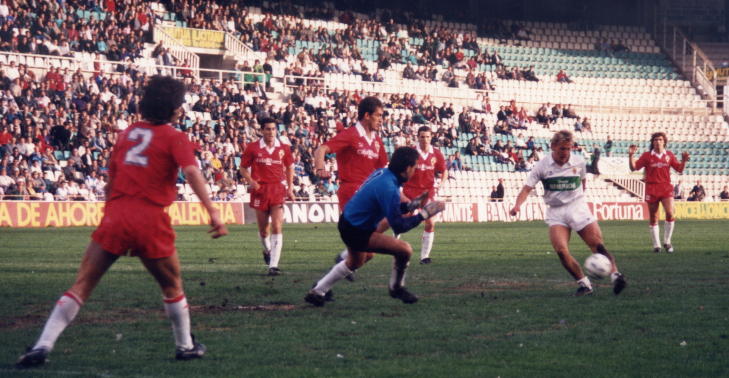 LEGGSKINN: Var ikke noe Jan Berg f�lte seg komfortabel med.  - Joda, det hendte nok at jeg driblet samme person b�de to og tre ganger etter hverandre - for underholdningens skyld, sier han i dag og blir synlig flau. Foto: Privat