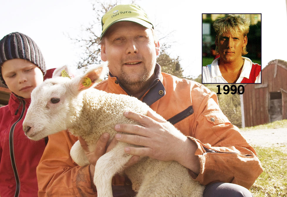 FINN FEM FORANDRINGER: Mye har skjedd i Jan Bergs liv siden det infelte bildet ble tatt for 21 �r siden. Det har skjedd til det bedre, mener hovedpersonen selv. Her sammen med s�nnen Lars og lammet Ole Gunnar. Foto: Erik Hattrem/Dagbladet/privat