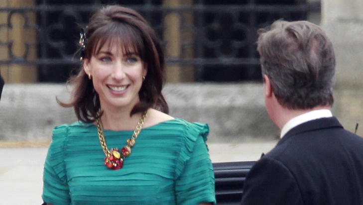 SKANDALEMAKEREN: Statsminister David Camerons kone Samantha m�tte opp til bryllupet uten hatt, noe som bryter helt med tradisjonen. Foto: Lise �serud / Scanpix