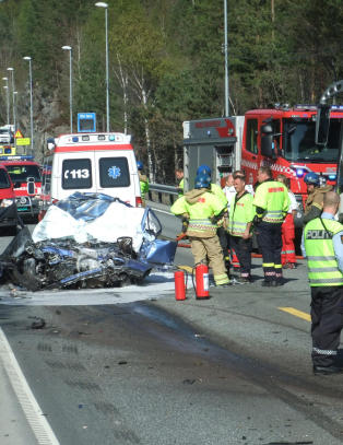 Buss med 20 barn om bord i alvorlig trafikkulykke