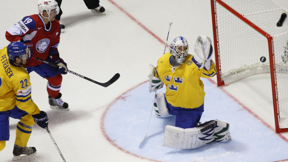 KRISE: For Sverige er det ikke en bagatell � tape i ishockey, og spesielt ikke mot Norge.Foto: SCANPIX/AP/Petr David Josek