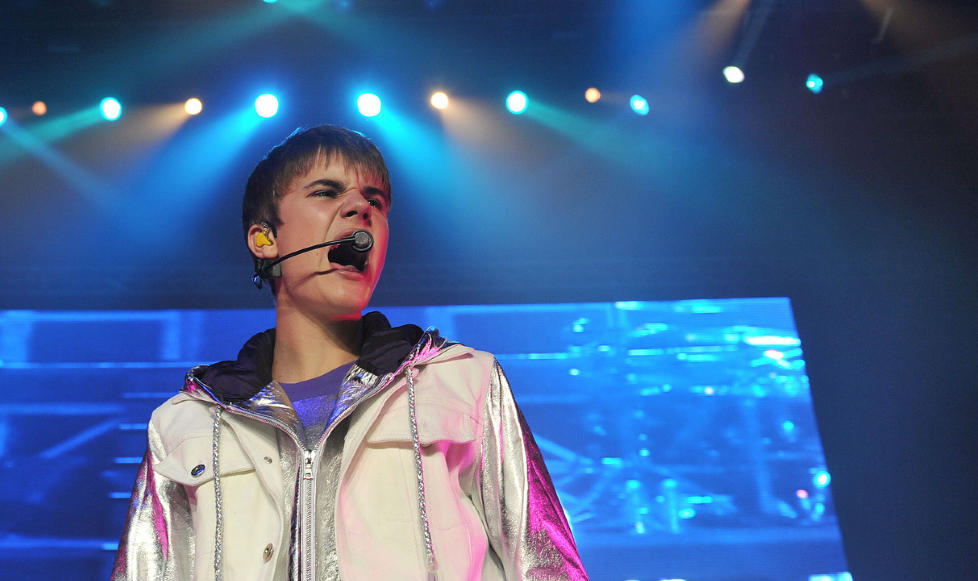 ANGREPET AV EGGEKASTERE: Kanadiske Justin Bieber. Her holder han konsert i Sentul i Indonesia 23. april. Foto: AFP PHOTO / ADEK BERRY/Scanpix