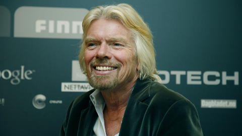 FLYR H�YT: Mangemilliard�r og eier av flyselskapet Virgin, Richard Branson, skal ha hatt sex p� fly som 19-�ring. Historien forteller ikke noe om hvorvidt navnevalget p� flyselskapet har sammenheng med opplevelsen. Foto: JACQUES HVISTENDAHL