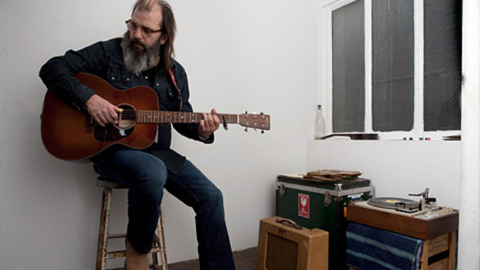 NY IMAGE: Skjegget til Steve Earle blir lenger og lenger, men musikalsk er det liten vilje til � gro.