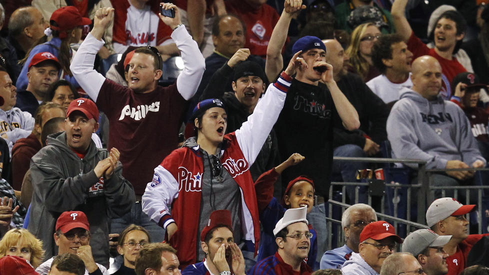 FEIRET BIN LADEN-DRAPET: Supportere reiste seg p� tribunene under baseball-kampen mellom New York Mets og Philadelphia Phillies og ropte �U-S-A� taktfast da de fikk h�re at Osama bin Laden var drept. Foto: Tim Shaffer/Reuters/Scanpix