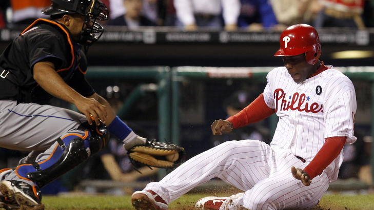 I ANNEN REKKE: Philadelphia Phillies' John Mayberry Jr. fullf�rer l�pet som ga utlikning, f�r Mets til slutt vant 2-1. Men det er neppe resultatet de fleste tilskuerne vil huske best fra nattas kamp. Foto: Tim Shaffer, Reuters/Scanpix