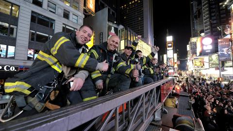 FEIRET: Brannmenn fra �Ladder 4 Engine Company 54� var i g�r kveld amerikansk tid ute og feiret med folk i New York. Foto: Scanpix/EPA/PETER FOLEY