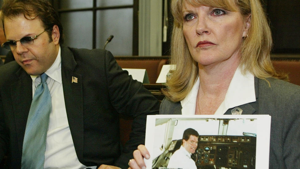 P�R�RENDE: Debra Burlingame(t.h.) holder et foto av sin bror, Charles Burlingame, som var pilot i flyet som krasjet inn i Pentagon 11. september 2001. Bildet er tatt under rettssaken mot Abedelghani Mzoudi, som var siktet for � ha v�rt med p� planlegging av angrepene. Ved siden av henne sitter Dominie J. Puopolo. Hans mor satt i det f�rste flyet som styrtet inn i Worl Trade Center. Foto: Scanpix/AP Photo/Christof Stache, pool