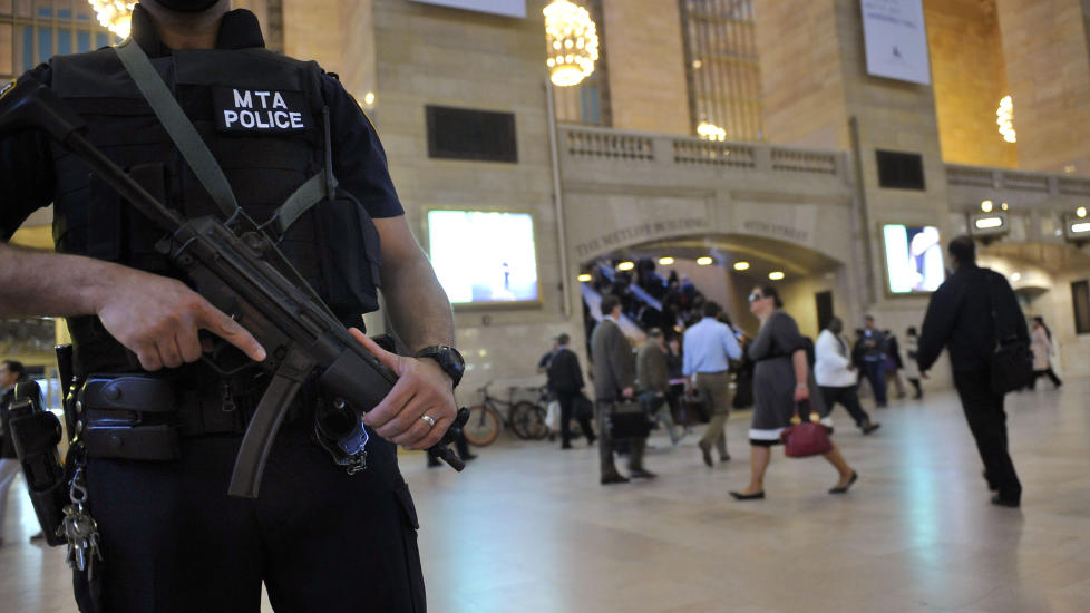 SKJERPET SIKKERHET: En v�pnet transportpolitimann vokter New York An armed Metropolitan Transportation Authority police officer stands guard in New York's Grand Central Station. Sikkerhetstiltakene har blitt skjerpet etter at Osama bin Laden ble drept i en amerikansk aksjon. Foto: AP Photo/Stephen Chernin/Scanpix