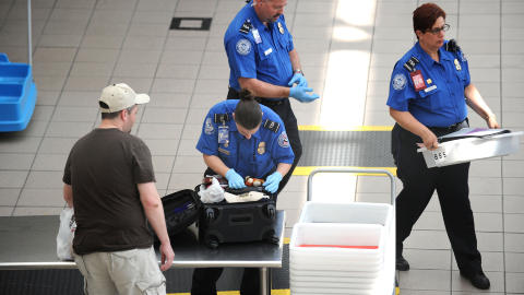 SJEKKER BAGGASJEN: En vekter sjekker baggasjen til en passasjer p� Orlando internasjonale flyplass. Foto: AFP Photo/Stan Honda/Scanpix